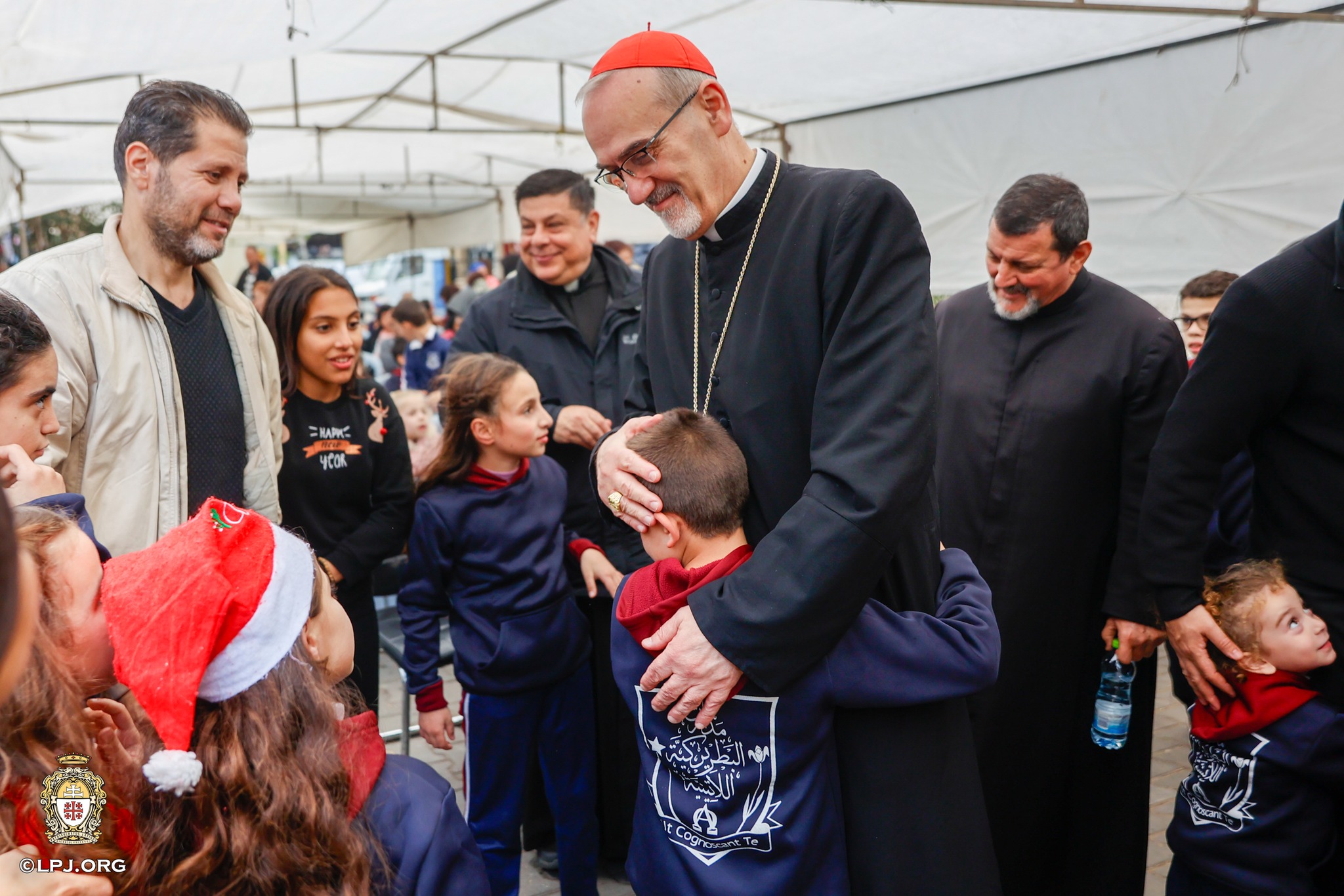 بطريرك القدس يطلق من غزة رسالة ميلادية: سنعيد إعمار البيوت والمدارس ولن نرحل