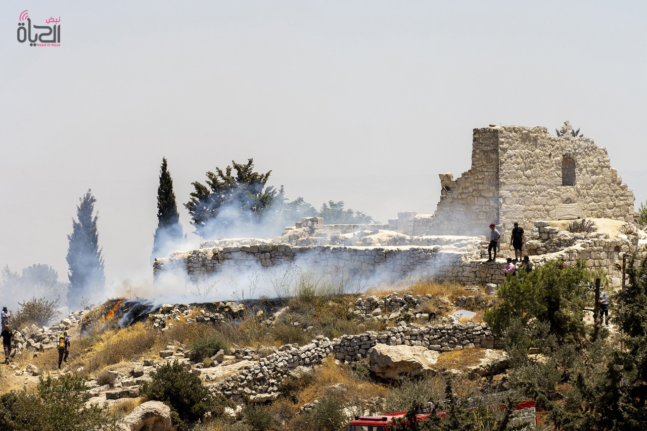 كنيسة القديس جورج (الخضر) في بلدة الطيبة، أحد أقدم الشواهد الحية على الوجود المسيحي في فلسطين، بعد أن طالت محيطها نيران أشعلها مستوطنون. مصدر الصورة: سند ساحلية