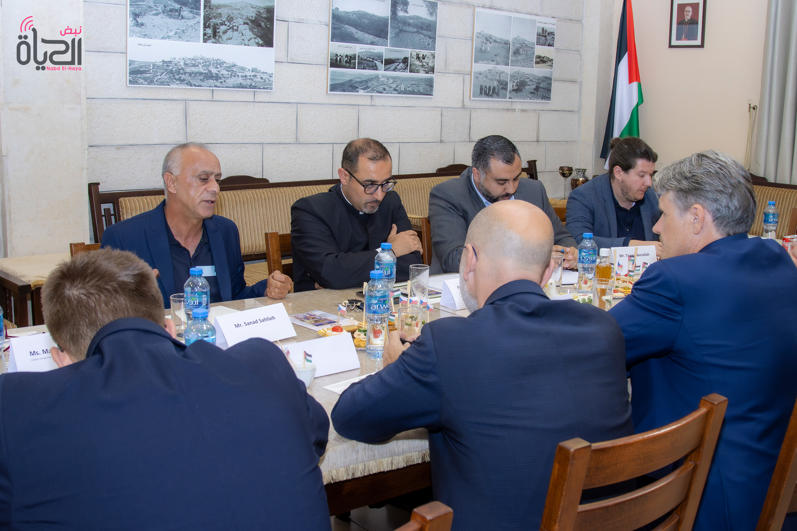 الأب بشار فواضله يطلع الوفد التشيكي على الحضور المسيحي وحياة المجتمع في الطيبة