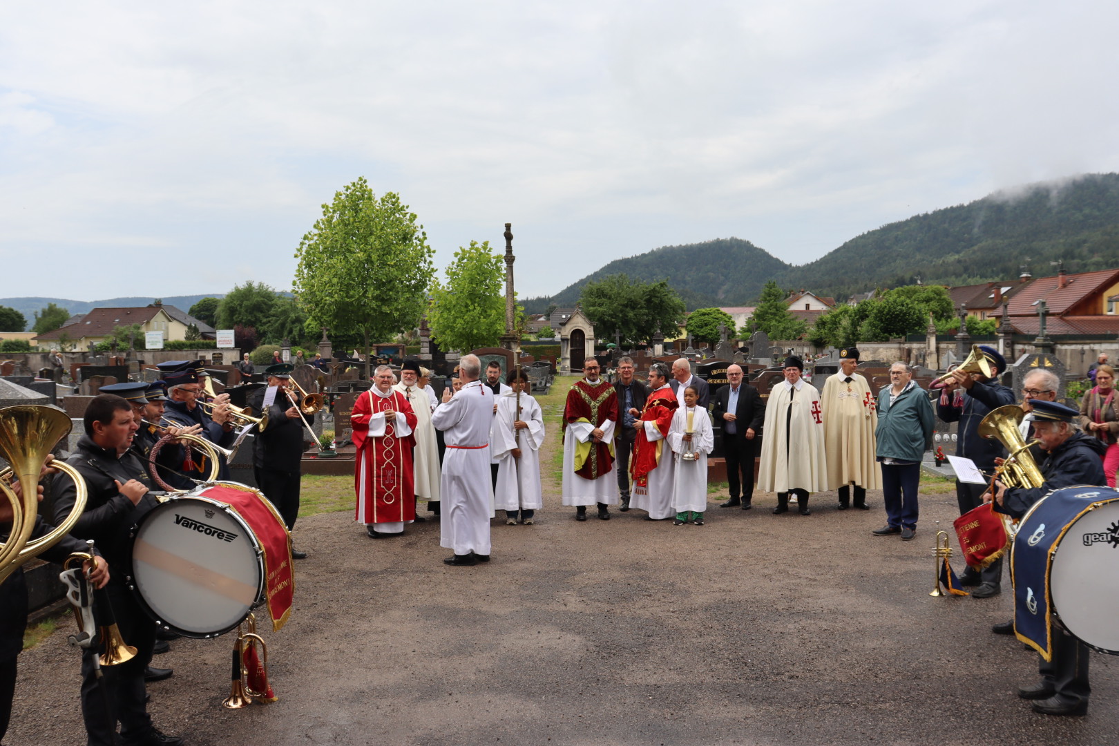 Le Père Fawadleh signe des accords de jumelage entre Taybeh et des paroisses françaises
