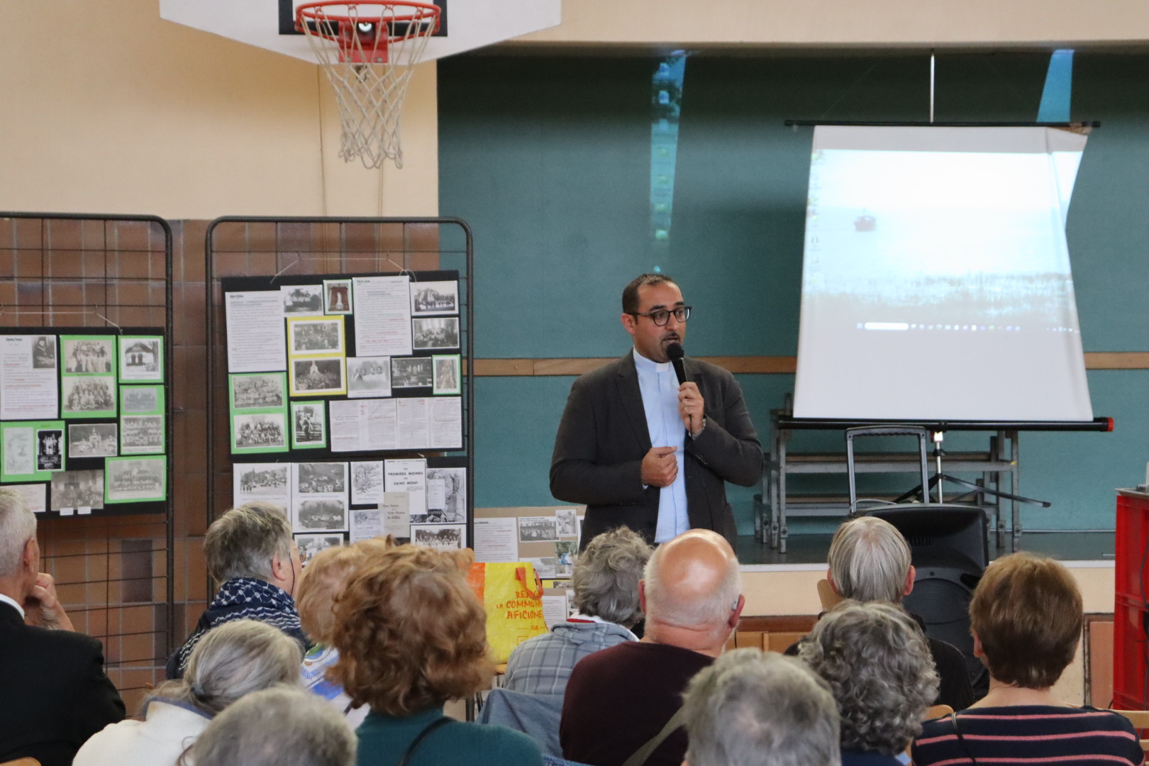 Le Père Fawadleh signe des accords de jumelage entre Taybeh et des paroisses françaises
