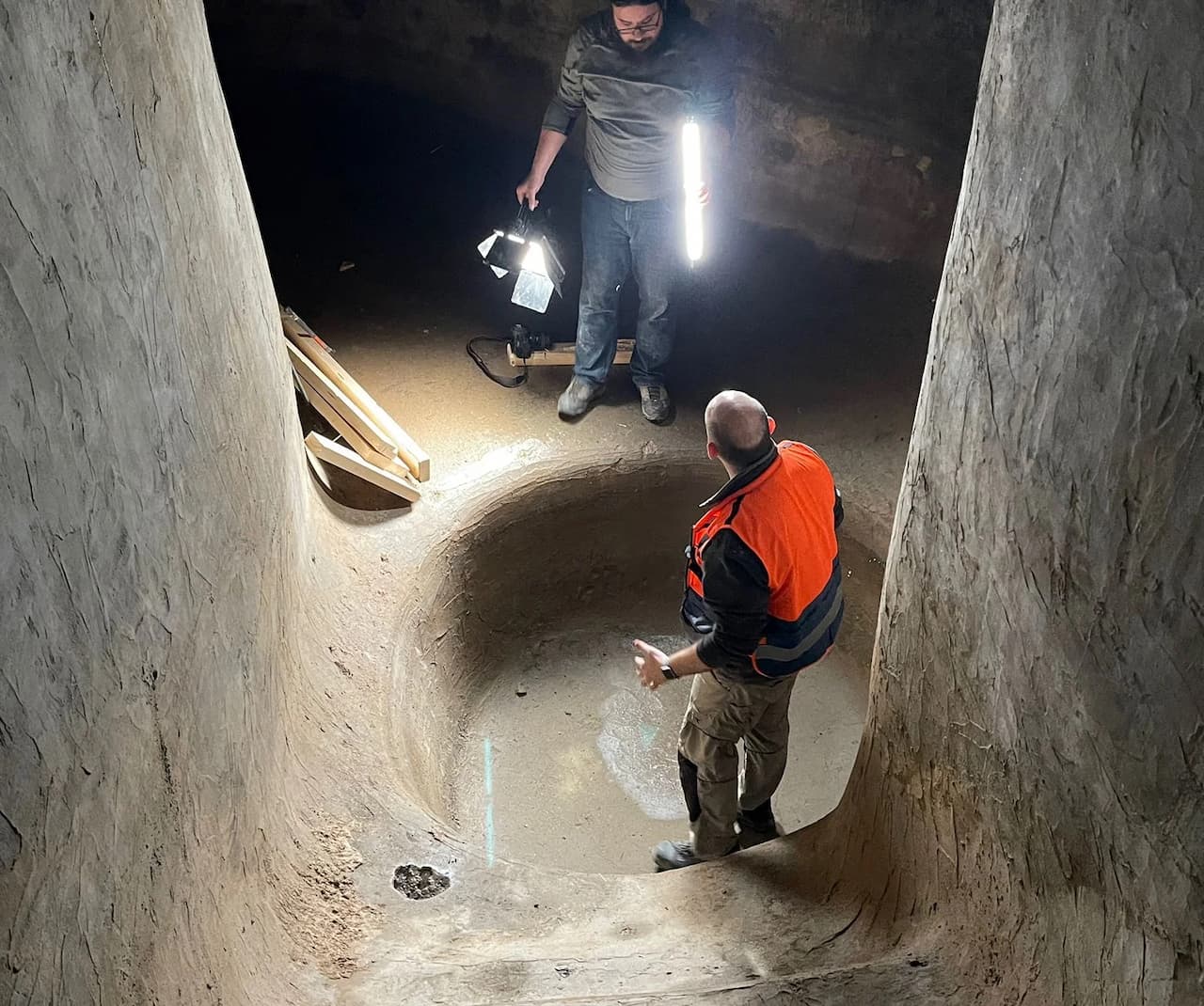  علماء الآثار في خضم حفريات كنيسة القيامة   المصدر: حراسة الأرض المقدسة