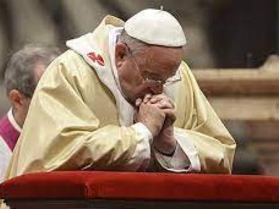 البابا يصلي 