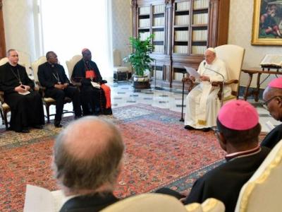 البابا فرنسيس يستقبل وفدا من مؤسسة السنة المائة