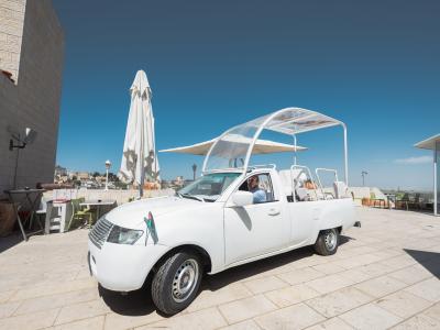 سيارة البابا تتحوّل إلى عيادة متنقلة لأطفال غزة