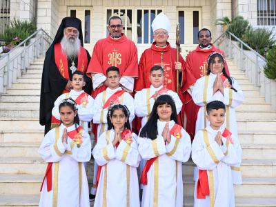 الطيبة تشهد قداسًا احتفاليًا بمناسبة المناولة الأولى وسرّ الميرون المقدّس