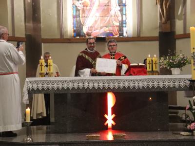 Le Père Fawadleh signe des accords de jumelage entre Taybeh et des paroisses françaises