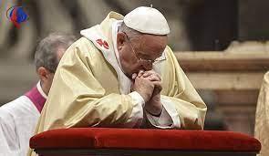 البابا يصلي 