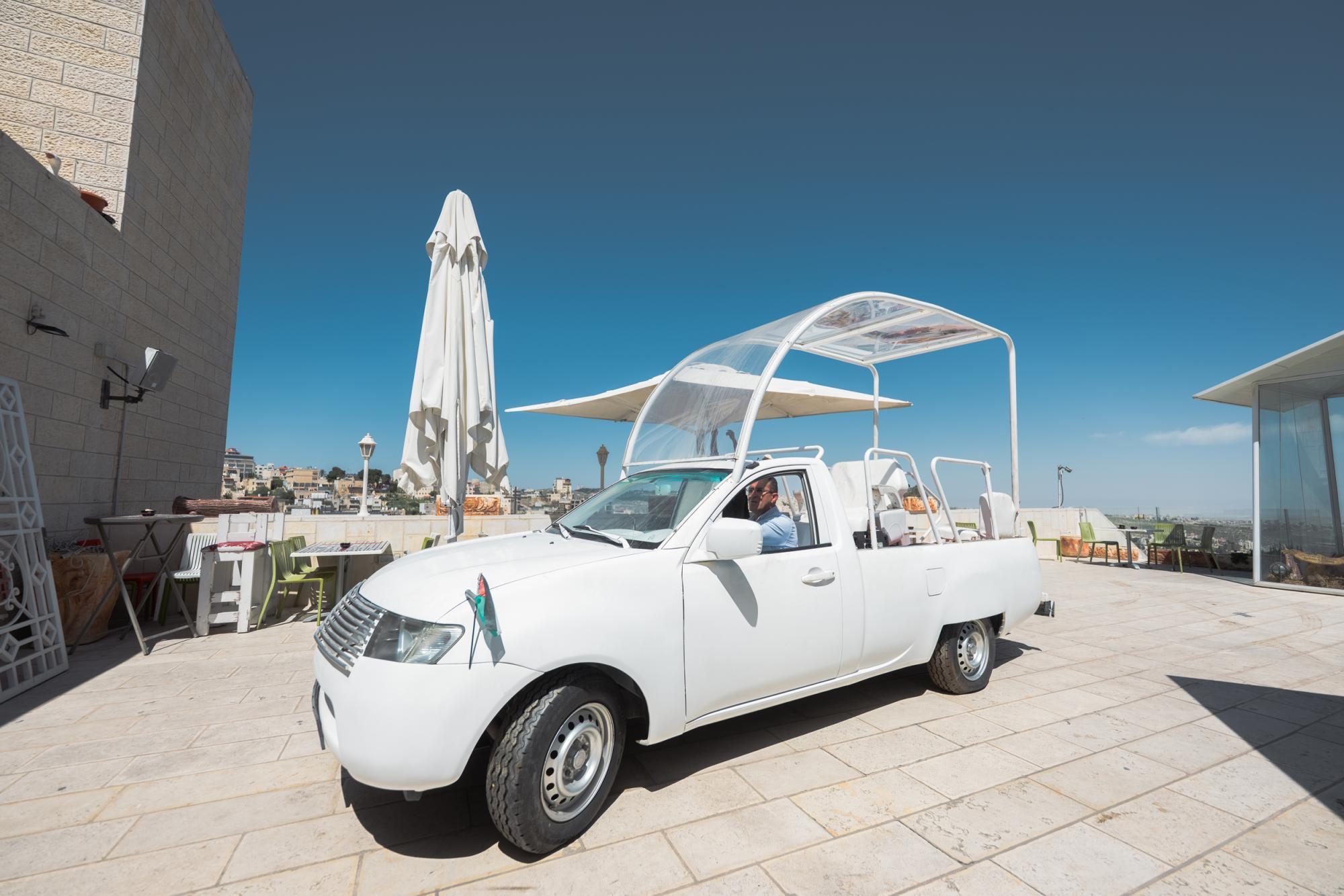 سيارة البابا تتحوّل إلى عيادة متنقلة لأطفال غزة