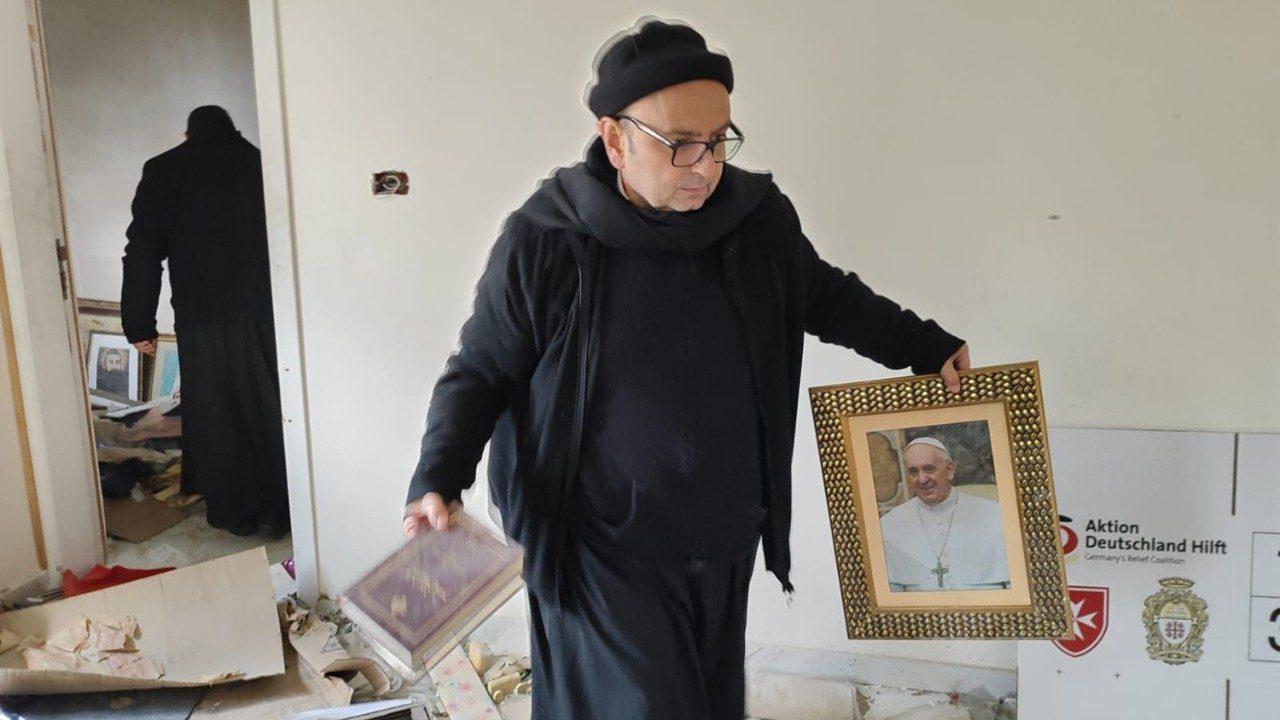 Fr. Gabriel Romanelli holds a photo of Pope Francis