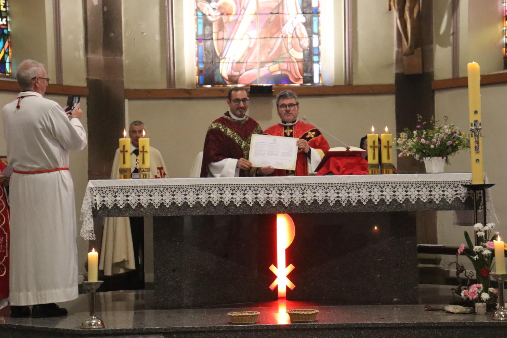 Le Père Fawadleh signe des accords de jumelage entre Taybeh et des paroisses françaises